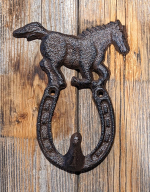 Paard met hoefijzerhaak